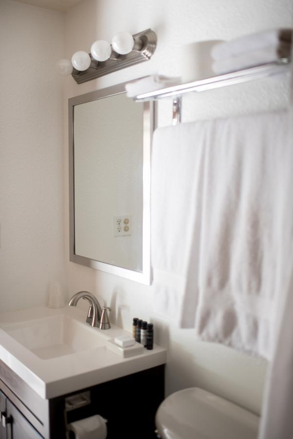 Cozy Mountain Motel Austin Bagian luar foto